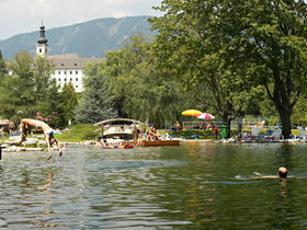 Biologischer Bade-Schwimmteich. Im Hintergrund: Schloss Gloggnitz © Franz Zwickl Biologischer Bade-Schwimmteich. Im Hintergrund: Schloss Gloggnitz