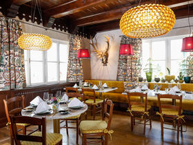 Restaurant Kaminzimmer, Hotel & Restaurant Knappenhof Restaurant und Kaminzimmer mit gedeckten Tischen im Hotel & Restaurant Knappenhof