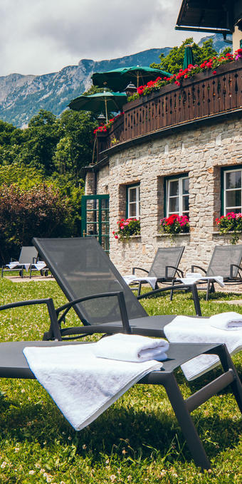 Liegewiese Wellnessbereich, Hotel & Restaurant Knappenhof Nahaufnahme der Liegewiese für den Wellnessbereich draußen im Hotel & Restaurant Knappenhof