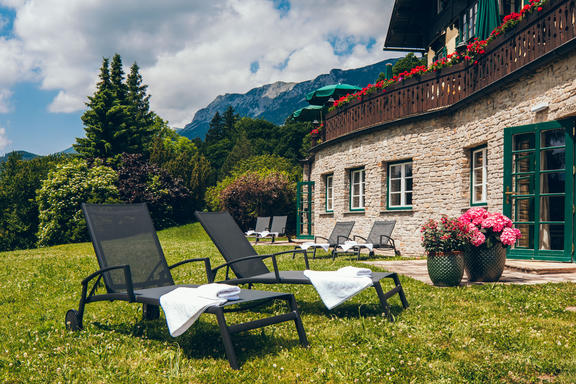 Liegewiese Wellnessbereich, Hotel & Restaurant Knappenhof Großaufnahme der Liegewiese für den Wellnessbereich draußen im Hotel & Restaurant Knappenhof